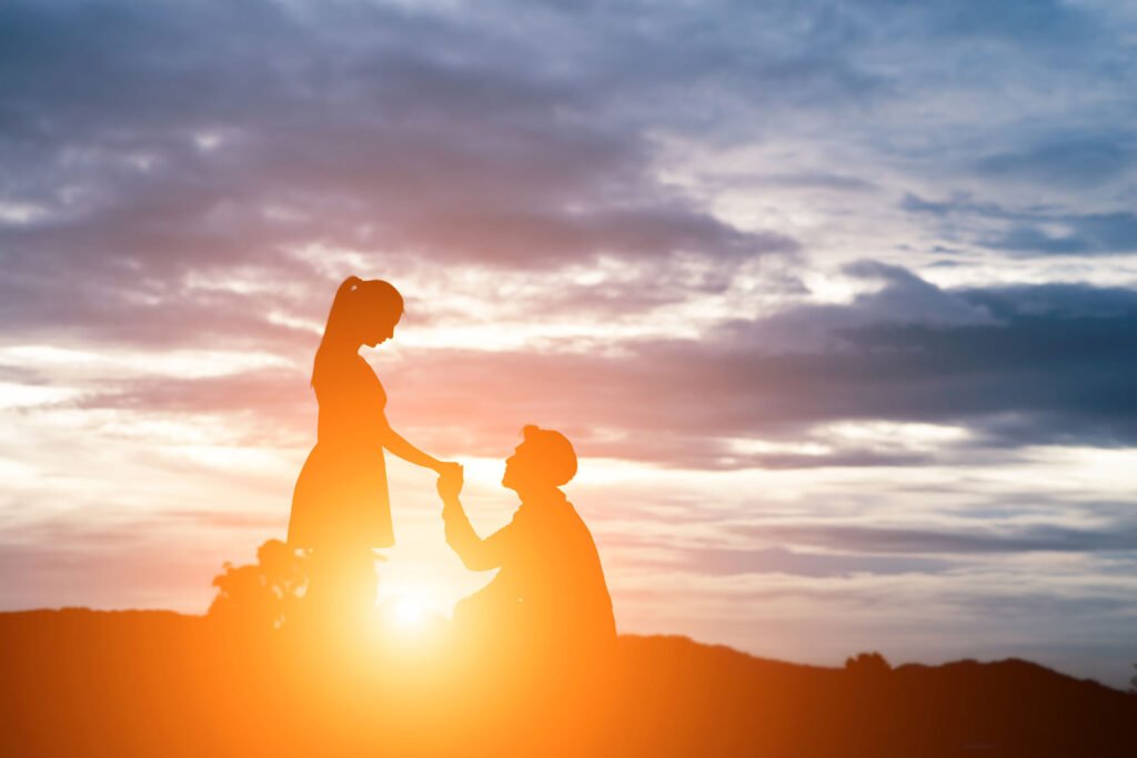 Cinta Bukan Tentang Kemewahan: Etika Mencintai dalam Kehidupan Sehari-hari silhouette man ask woman marry mountain background