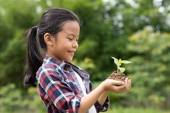 Sekolah Bukan Sekadar Tempat Mengajarkan Lingkungan asian girl holding plant soil